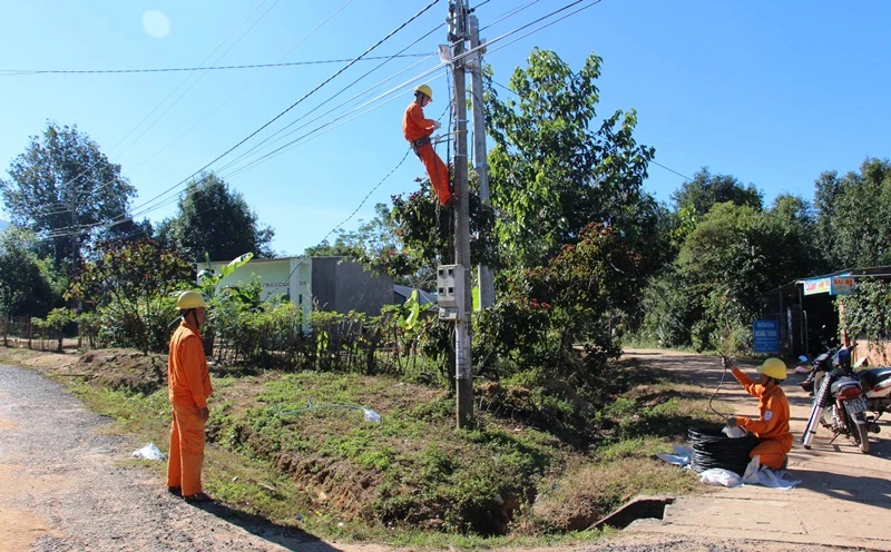 Thi công công trình “Thắp sáng đường quê” tại thôn Tê Rông, xã Văn Lem, huyện Đăk Tô.