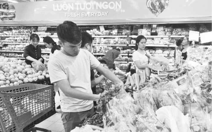 Người tiêu dùng lựa chọn nông sản tại siêu thị Big C Hà Nội. Ảnh: Ngọc Mai