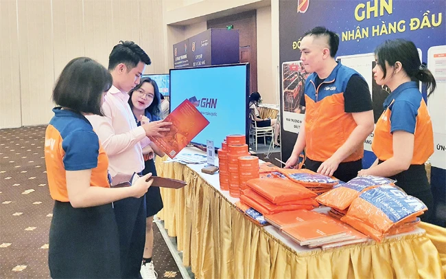 Doanh nghiệp tại TP Hồ Chí Minh giới thiệu sản phẩm công nghệ "Make in Vietnam 2020”.
