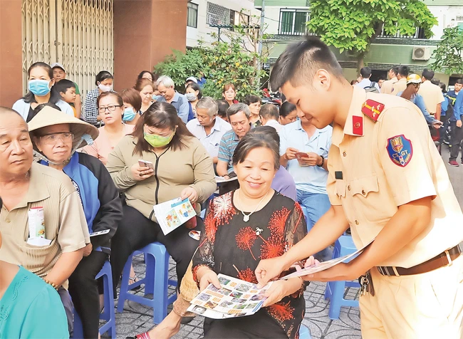 Các lực lượng chức năng của Công an TP Hồ Chí Minh phối hợp tuyên truyền về phòng, chống cháy, nổ cho người dân tại địa bàn quận 1.