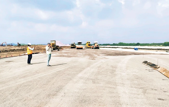 Công trình nâng cấp đường cất, hạ cánh tại Cảng hàng không quốc tế Tân Sơn Nhất đang được gấp rút thi công để đi vào khai thác cuối tháng 12 - 2020.