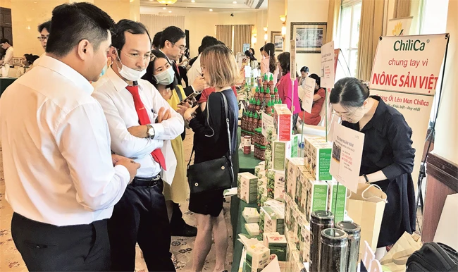 Các doanh nhân tìm hiểu sản phẩm nông nghiệp tinh chế đạt tiêu chuẩn xuất khẩu tại Diễn đàn xuất khẩu TP Hồ Chí Minh năm 2020.