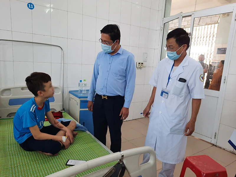 Em Trương Quang Duy đang được điều trị tại Trung tâm Y tế huyện Yên Phong, tỉnh Bắc Ninh.