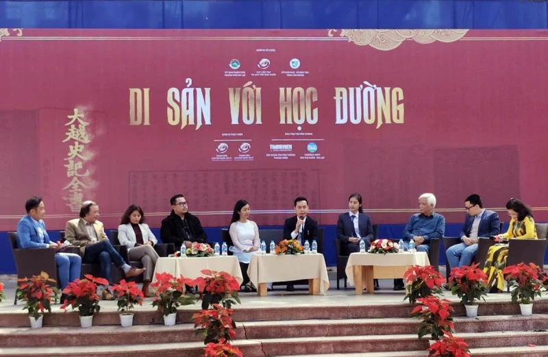 Chương trình giao lưu với các nhà sử học, đạo diễn, biên kịch và sản xuất phim lịch sử Việt Nam.