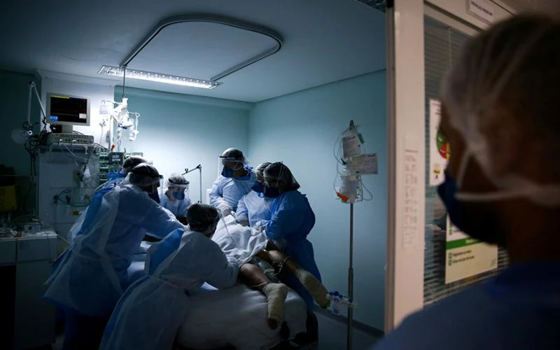 Các nhân viên y tế đang chăm sóc bệnh nhân ICU trong bối cảnh dịch Covid-19 tại Porto Alegre, Brazil. Ảnh: Reuters