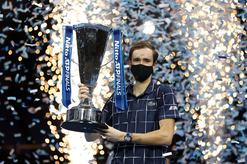 Medvedev nâng chiếc cúp vô địch. (Ảnh: ATP)