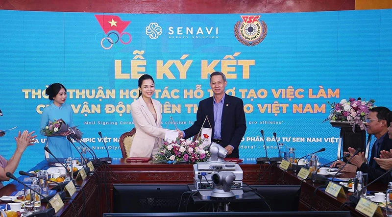 Tổng Thư ký Ủy ban Olympic quốc gia Việt Nam Trần Văn Mạnh ký thỏa thuận hỗ trợ việc làm.