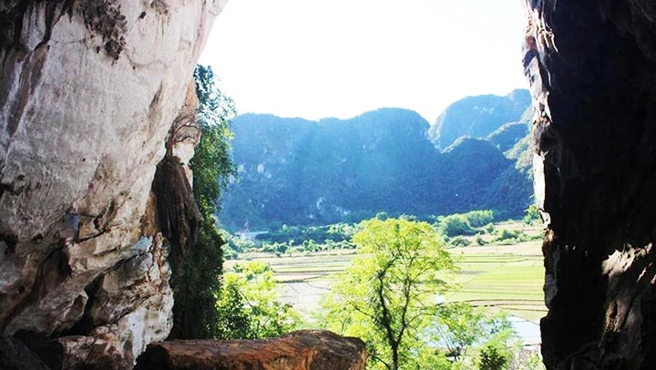 Cánh đồng lúa nước bản Nà Pha và Thẳm Hoi (hang ốc), nơi có dấu tích di chỉ người Việt cổ.
