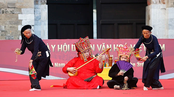 Nghệ nhân Nguyễn Văn Thọ trình diễn then cổ cùng bà nội mình (ngồi cạnh) tại Hoàng thành Thăng Long hôm 21-11.