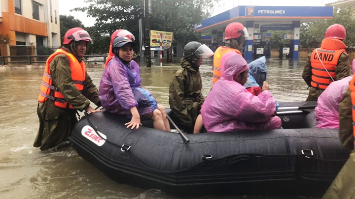 Công an Hà Tĩnh đưa người đi cấp cứu trong mưa lũ.