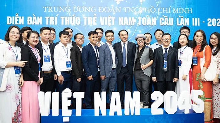 Các đại biểu chụp hình lưu niệm cùng lãnh đạo TP Hồ Chí Minh.
