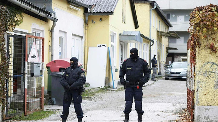 Cảnh sát tuần tra bên ngoài một nhà thờ Hồi giáo ở Vienna. Ảnh: AFP