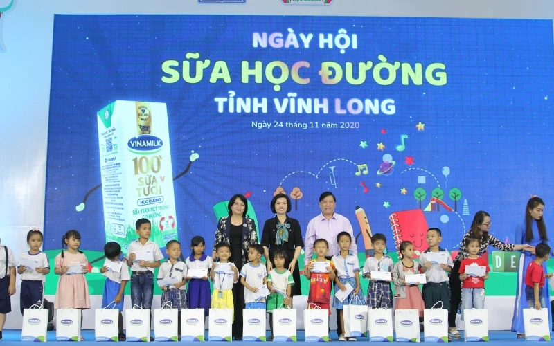 Phó Chủ tịch nước Đặng Thị Ngọc Thịnh trao quà cho các em học sinh tại Ngày hội Sữa học đường tỉnh Vĩnh Long.