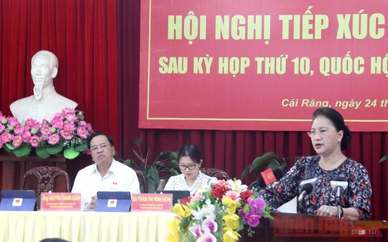 Chủ tịch Quốc hội Nguyễn Thị Kim Ngân phát biểu với cử tri quận Cái Răng, TP Cần Thơ.