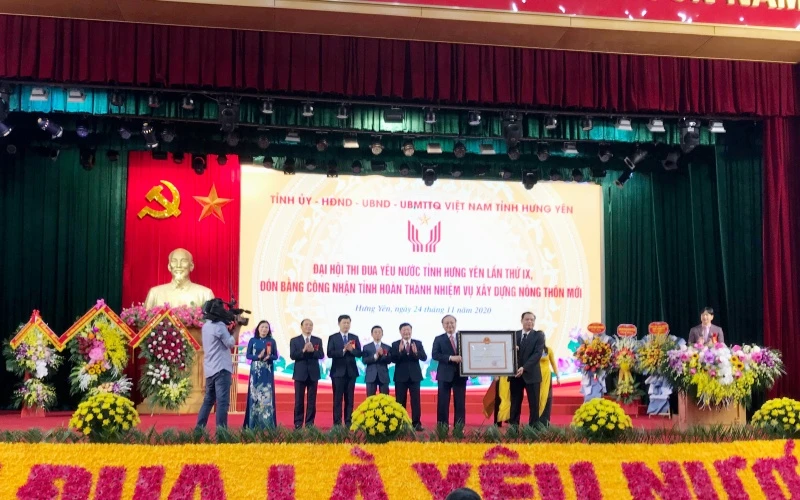 Bộ trưởng Nông nghiệp và Phát triển nông thôn Nguyễn Xuân Cường trao Bằng công nhận tỉnh Hưng Yên hoàn thành nhiệm vụ xây dựng NTM 2020 của Thủ tướng Chính phủ cho lãnh đạo tỉnh Hưng Yên. 