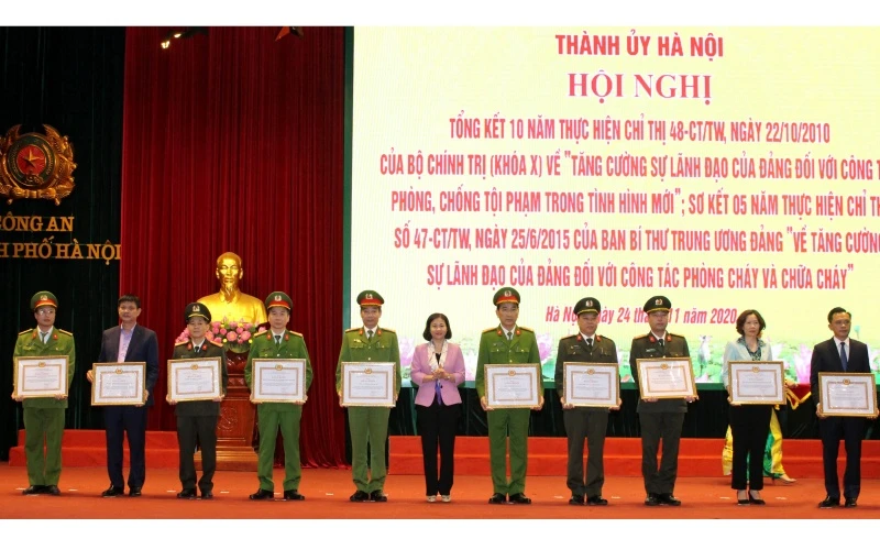 Lãnh đạo Thành ủy Hà Nội tặng Bằng khen cho các tập thể xuất sắc.