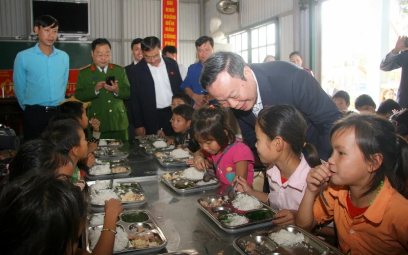 Phó Chủ tịch Quốc hội cùng Đoàn thăm học sinh Trường PTDTBT tiểu học xã Mường Khoa, huyện Tân Uyên.