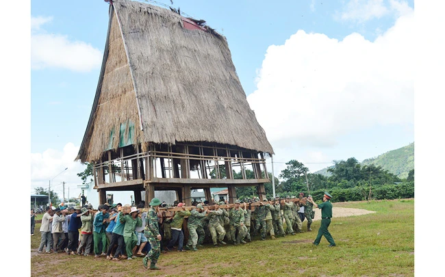 Lực lượng quân đội giúp dân làng Hek (xã Chư A Thai, huyện Phú Thiện, Gia Lai) di dời nhà cửa xây dựng làng nông thôn mới.