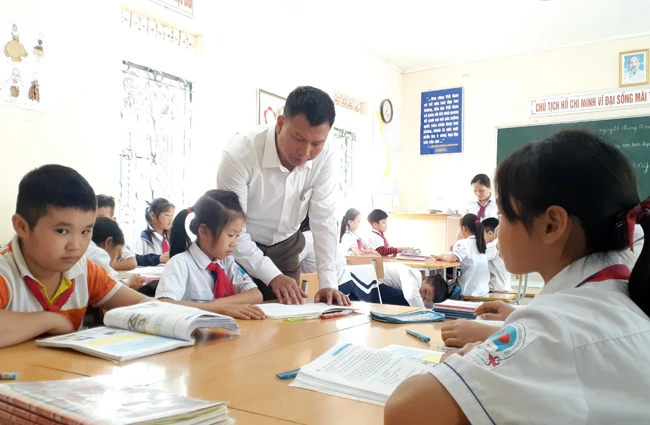 Thầy Trần Văn Xuyên thăm lớp, nắm bắt việc dạy, học của giáo viên và học sinh.