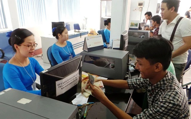 Hành khách mua vé tại ga Sài Gòn. (Ảnh: VNR)