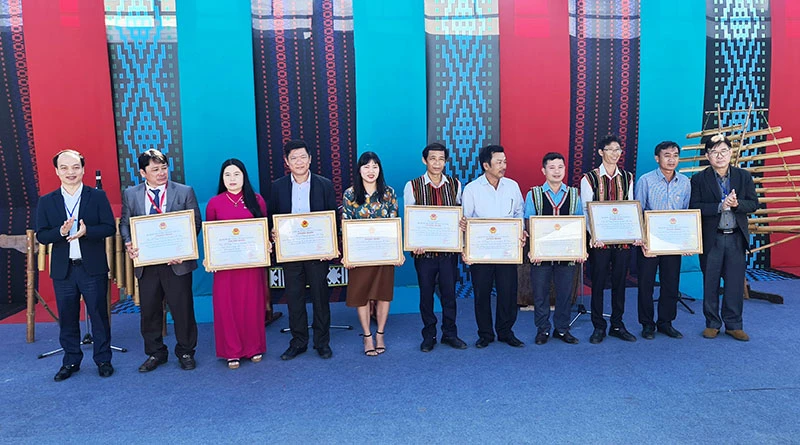 Đại diện Bộ Văn hóa, Thể thao và Du lịch trao chứng nhận Nghệ thuật trình diễn dân gian NAU M’PRING (dân ca) của người M’Nông vào danh mục di sản văn hóa phi vật thể quốc gia cho tám huyện và thành phố của tỉnh Đắk Nông.