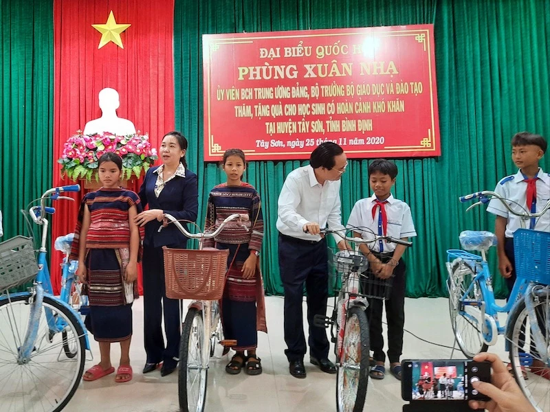 Bộ trưởng GD-ĐT Phùng Xuân Nhạ tặng xe đạp cho học sinh tại Bình Định