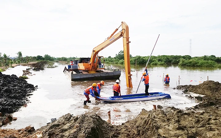 Thi công lắp đặt đường ống 30 inch tại dự án Nam Côn Sơn 2 qua khu vực đầm lầy.
