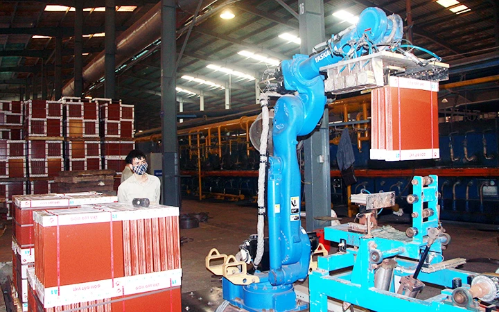 Sản xuất gạch chất lượng cao tại Công ty cổ phần Gốm Đất Việt (Quảng Ninh). Ảnh: MẠNH TRƯỜNG 