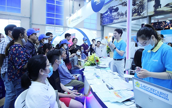 Khách hàng tìm hiểu thông tin tại Hội chợ Du lịch quốc tế Việt Nam - VITM Hà Nội 2020. Ảnh: VƯƠNG HÀ