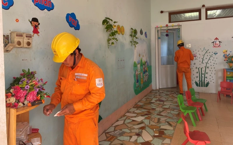 Công nhân Điện lực Quảng Bình sửa chữa hệ thống điện tại Trường mầm non Duy Ninh…
