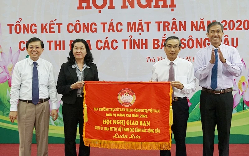 Tỉnh Trà Vinh trao cờ luân lưu cho tỉnh Long An làm Cụm trưởng năm 2021.