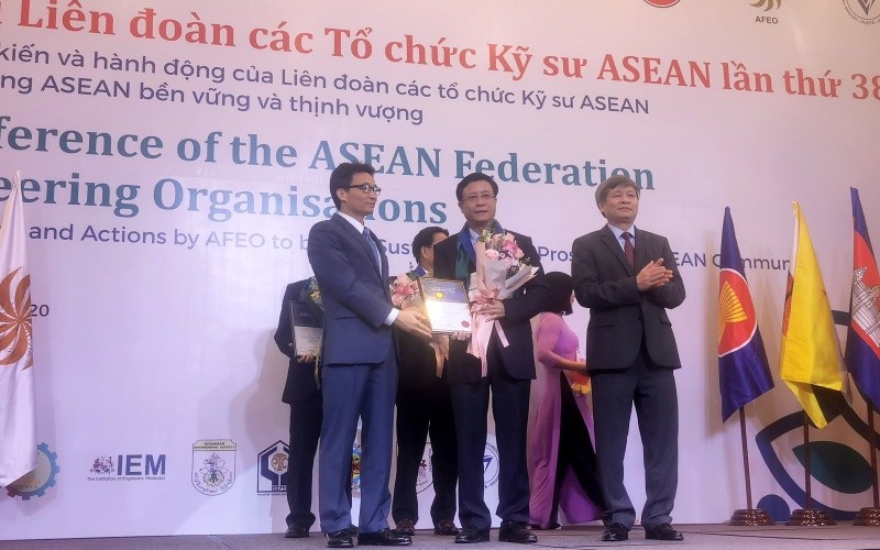 Phó Thủ tướng Vũ Đức Đam trao chứng nhận của Liên đoàn Kỹ sư ASEAN cho các cá nhân có nhiều cống hiến. 