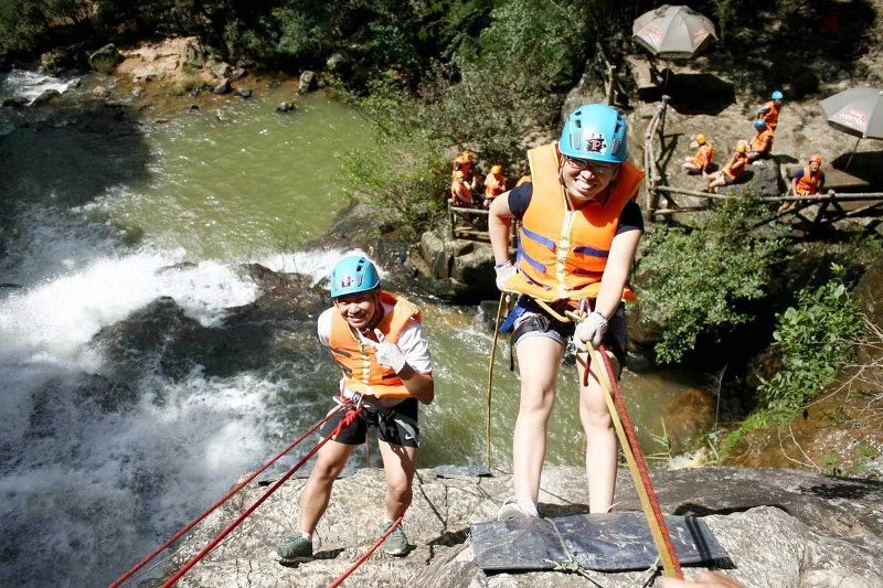 Du khách tham gia du lịch mạo hiểm vượt thác Datanla - Đà Lạt.