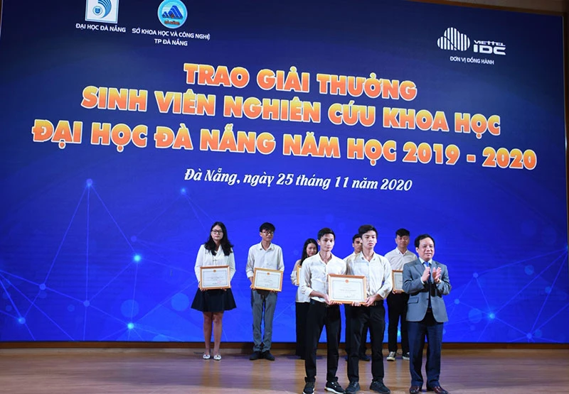 PGS, TS Nguyễn Ngọc Vũ, Giám đốc ĐH Đà Nẵng khen thưởng nhóm tác giả đạt giải nhất.