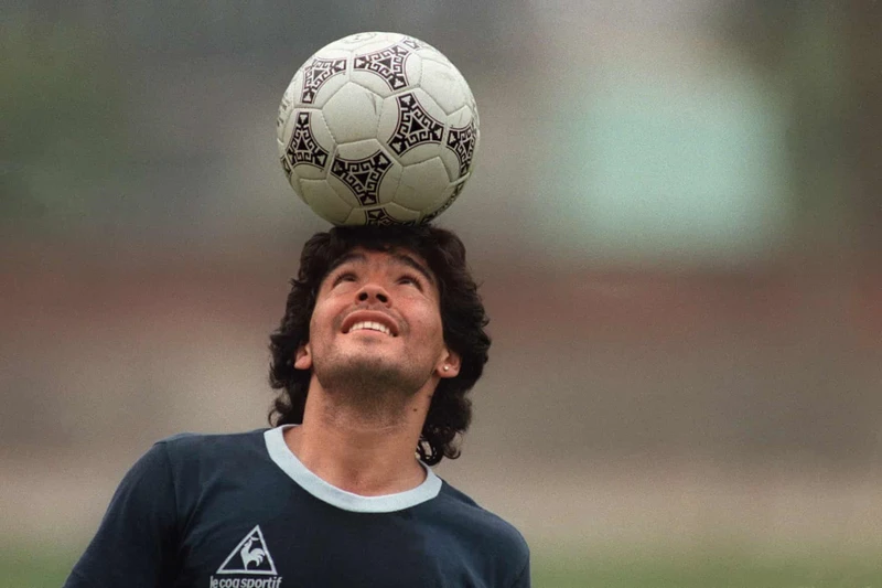 Maradona trổ tài "cân bóng" bằng đầu. (Ảnh: Getty Images)