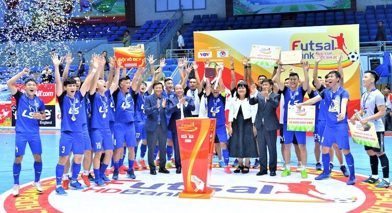 Ban Tổ chức giải trao Cúp Vô địch Giải Futsal HDBank Cúp Quốc gia 2020 và phần thưởng cho CLB Thái Sơn Nam.
