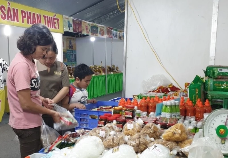 Người tiêu dùng Thủ đô tìm hiểu, mua sắm các sản phẩm trưng bày tại hội chợ