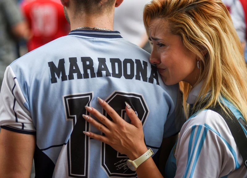 Người hâm mộ bóng đá ở Argentina và Italy vô cùng hoang mang và đau buồn trước cái chết thương tâm của Diego Maradona. (Ảnh: Reuters/Martin Villar)