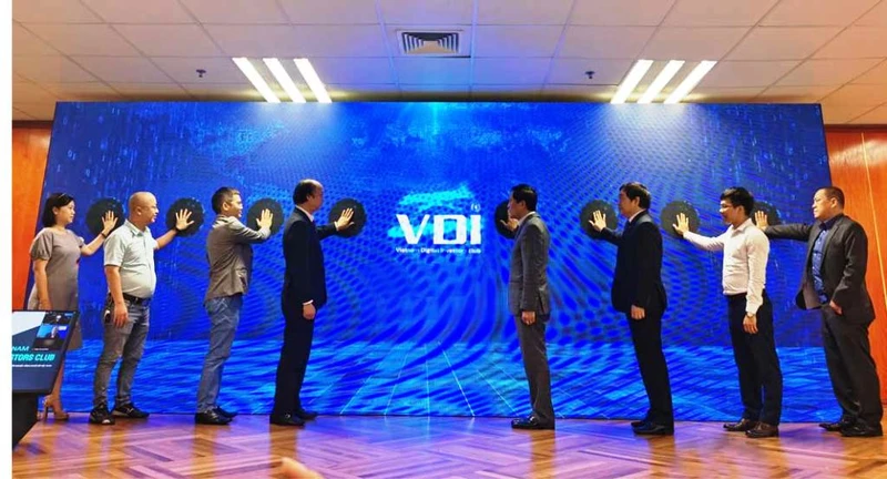 Nhấn nút ra mắt Câu lạc bộ Đầu tư khởi nghiệp công nghệ số Việt Nam.