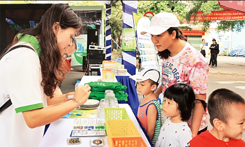 Người dân quận Tân Phú tham gia Chương trình đổi rác tái chế lấy quà tặng của Công ty CITENCO.