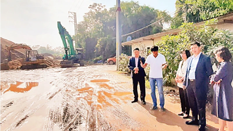 Các ban HĐND thành phố khảo sát điểm trung chuyển vật liệu xây dựng tại thị trấn Tây Đằng, huyện Ba Vì.