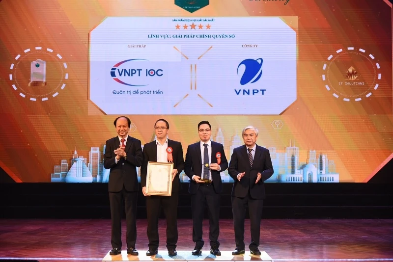 Đại diện VNPT nhận giải tại hạng mục giải pháp Chính quyền số.