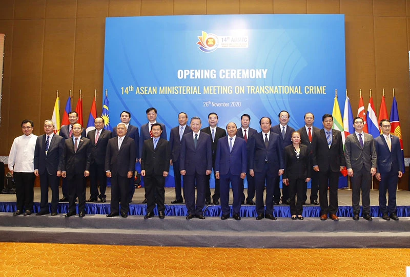 Thủ tướng Nguyễn Xuân Phúc, Bộ trưởng Công an Tô Lâm và các đại biểu dự hội nghị AMMTC 14 từ điểm cầu Hà Nội.