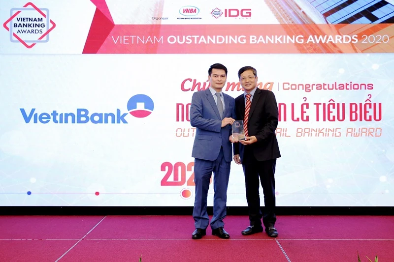 Giám đốc Khối bán lẻ VietinBank - ông Đàm Hồng Tiến nhận giải tại sự kiện.