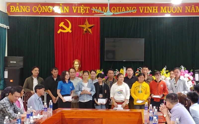 Đoàn Thanh niên Báo Nhân Dân tặng quà cho các hộ gia đình chính sách của xã Xuân La. 