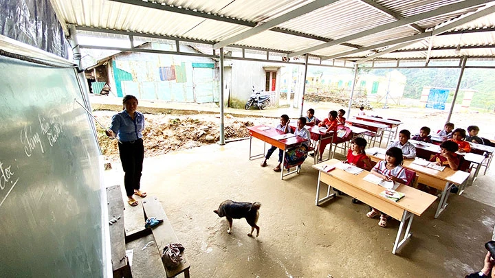 Lớp học tạm bên hiên nhà của thầy, cô giáo và học trò điểm trường Trà Khương, xã Trà Lãnh, huyện Trà Bồng.