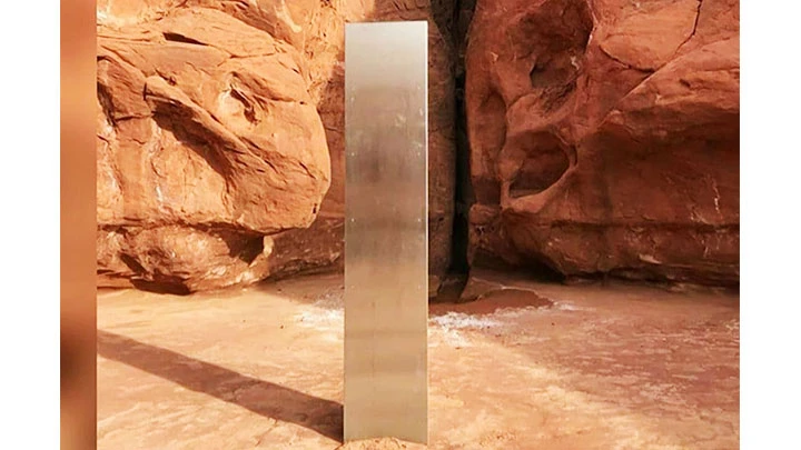 Cột kim loại bí ẩn giữa sa mạc