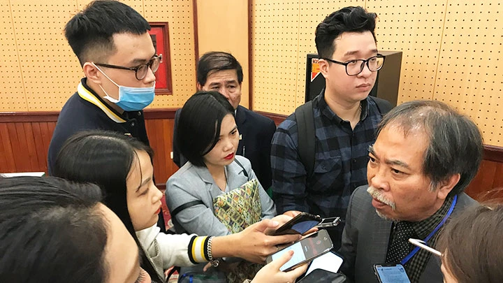 Nhà thơ Nguyễn Quang Thiều trả lời báo chí sau đại hội.