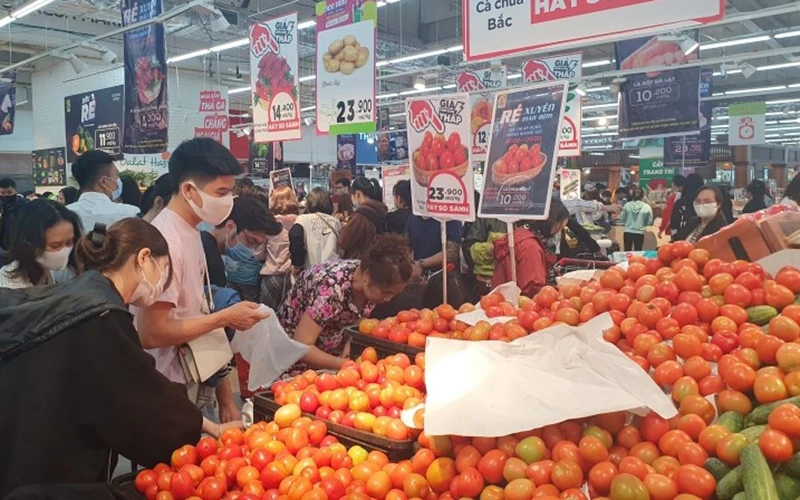 Dù đã gần nửa đêm nhưng người tiêu dùng vẫn tấp nập mua sắm tại siêu thị Big C Thăng Long.