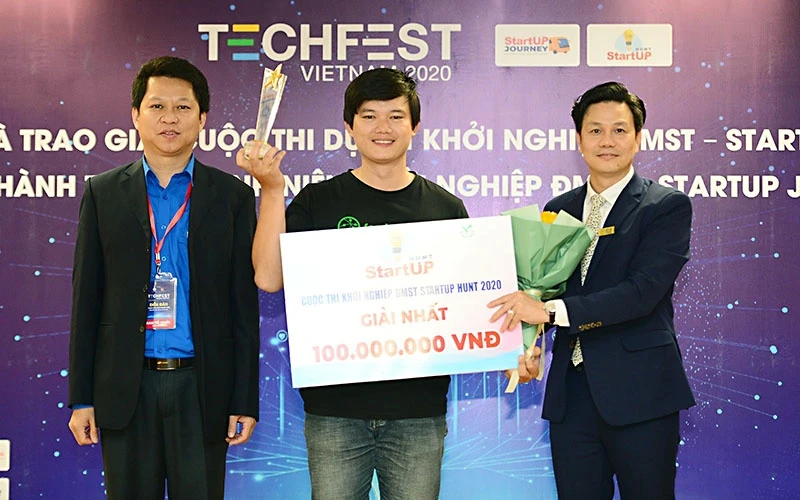Ban Tổ chức trao giải Nhất của Cuộc thi tặng Dự án "Nền tảng thương mại điện tử Nông Sản" của tác giả Mai Thanh Thái,